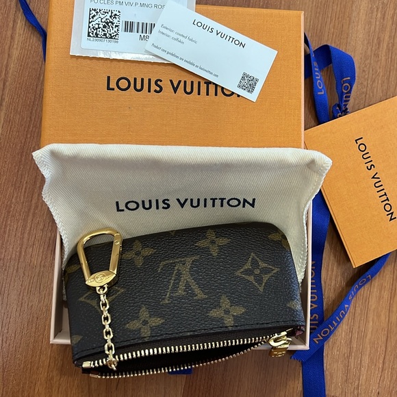 LOUIS VUITTON
Monogram 2023 Christmas Animation
Alpine Key Pouch Pink - Picture 3 of 5